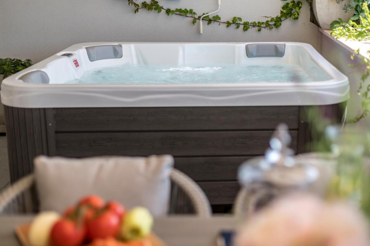 Velebis Superior Apartment - Luxurious One-Room Apartment With Jacuzzi - Prestigious Location By The Sea In The New City Center Of Znjan - Panoramic View Of The Sea And Islands - Free Garage Parking - Buralux Properties Split Exterior foto