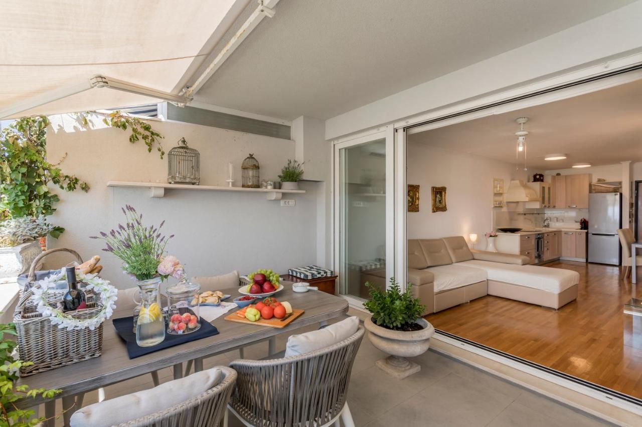 Velebis Superior Apartment - Luxurious One-Room Apartment With Jacuzzi - Prestigious Location By The Sea In The New City Center Of Znjan - Panoramic View Of The Sea And Islands - Free Garage Parking - Buralux Properties Split Exterior foto