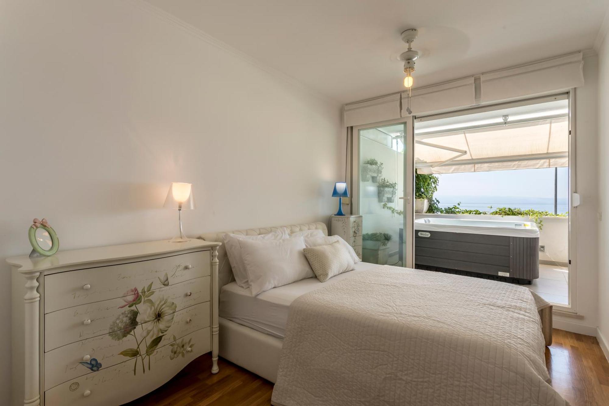 Velebis Superior Apartment - Luxurious One-Room Apartment With Jacuzzi - Prestigious Location By The Sea In The New City Center Of Znjan - Panoramic View Of The Sea And Islands - Free Garage Parking - Buralux Properties Split Exterior foto
